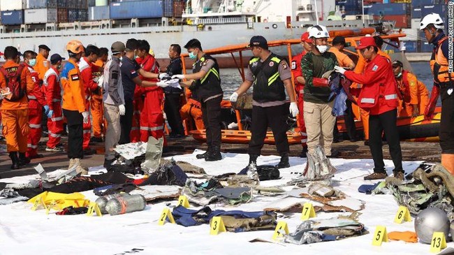 Đội cứu hộ Indonesia mang 24 túi đựng thi thể nạn nhân vụ máy bay Lion Air rơi về nơi nhận dạng - Ảnh 7.