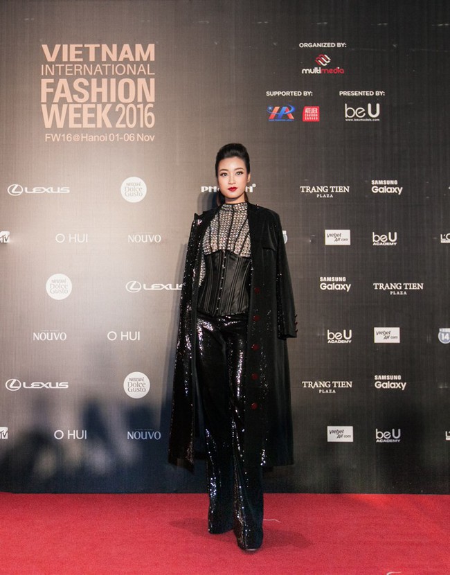 Bình thường lên đồ cũng xinh, mỗi tội cứ đến Fashion Week là Hoa Hậu Mỹ Linh lại mặc linh tinh vì ham... giật giũ - Ảnh 5.