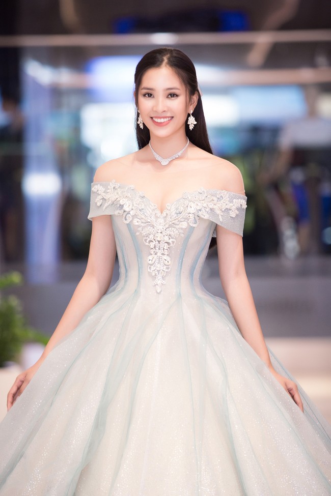 Hoa hậu Tiểu Vy gây choáng ngợp với chiếc váy công chúa trong họp báo: Lọ Lem cũng chỉ đẹp đến thế là cùng! - Ảnh 1.