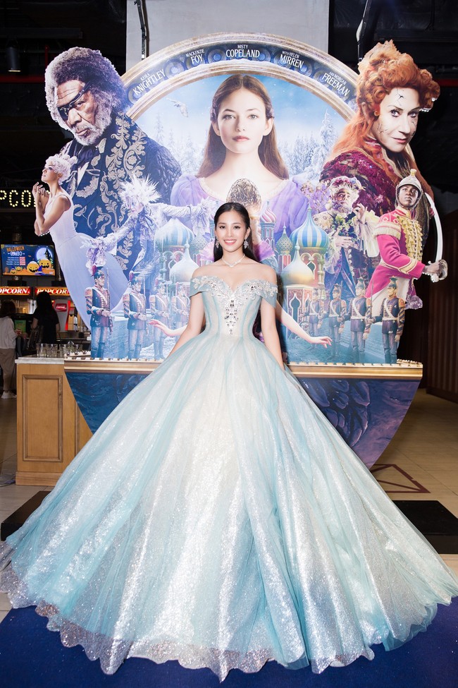 Hoa hậu Tiểu Vy gây choáng ngợp với chiếc váy công chúa trong họp báo: Lọ Lem cũng chỉ đẹp đến thế là cùng! - Ảnh 3.