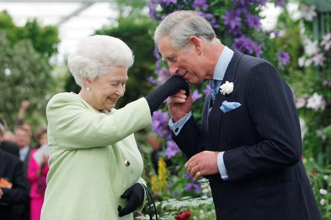 Người hâm mộ dậy sóng trước tin Nữ hoàng Anh ngầm chuyển giao quyền lực cho Charles, bà Camilla sẽ lên ngôi hoàng hậu - Ảnh 1.