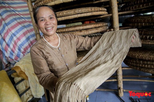 Từ chiếc khăn dệt bằng 4.800 cuống sen đến khát vọng lưu truyền nghề truyền thống của nghệ nhân Phan Thị Thuận - Ảnh 4.