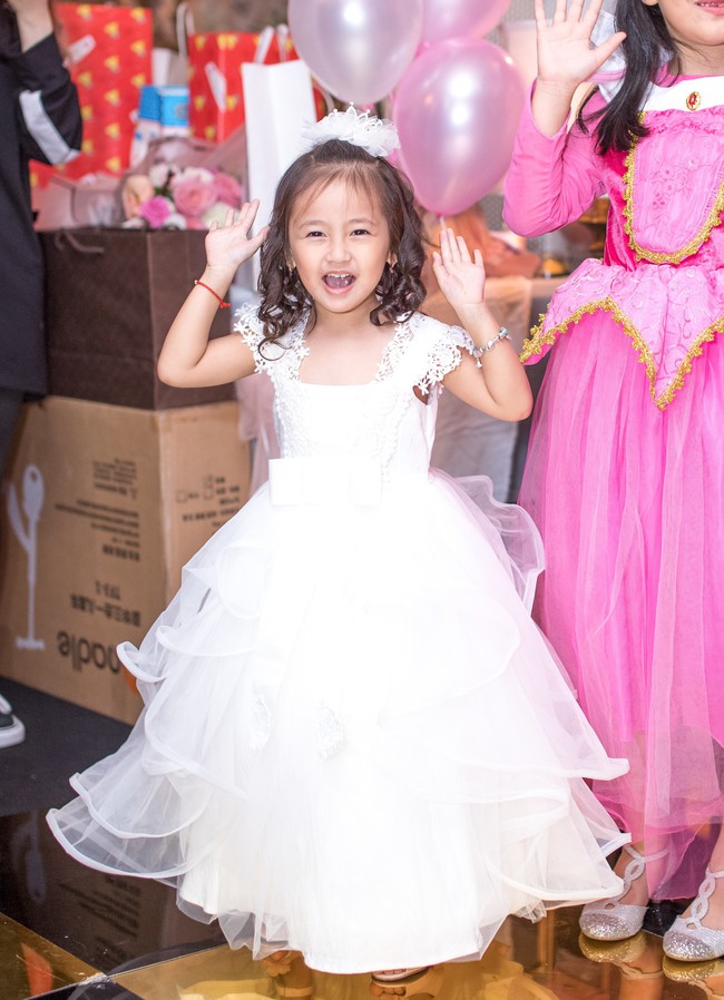 Sau khi tháo sụn mũi vì sợ hoại tử, Lệ Quyên rạng rỡ đi dự sinh nhật con gái Hoa hậu Hà Kiều Anh - Ảnh 3.