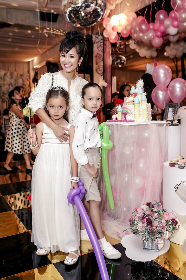 Sau khi tháo sụn mũi vì sợ hoại tử, Lệ Quyên rạng rỡ đi dự sinh nhật con gái Hoa hậu Hà Kiều Anh - Ảnh 6.