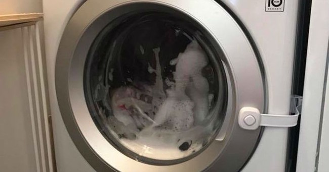 Mắc kẹt trong máy giặt, bé 3 tuổi suýt mất mạng vì trò đùa của người lớn  - Ảnh 4.