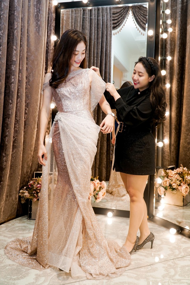 Hé lộ hình ảnh trong phòng thử đồ của Á hậu Phương Nga trước khi lên đường dự thi Miss Grand International 2018 - Ảnh 1.