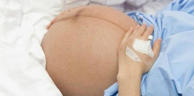 Chuyện khó tin: Bà mẹ 29 tuổi hạ sinh thành công bé gái nặng 5,7kg bằng phương pháp sinh thường - Ảnh 2.