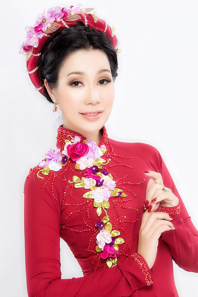 Bất chấp tuổi 46, Trịnh Kim Chi khoe dáng trong áo dài rực rỡ sắc màu - Ảnh 1.