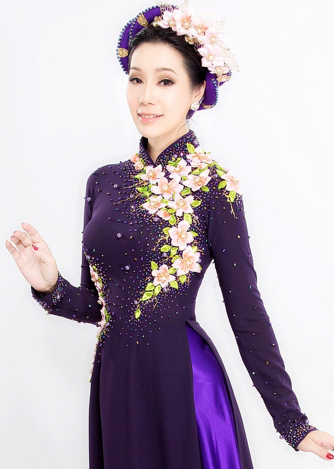 Bất chấp tuổi 46, Trịnh Kim Chi khoe dáng trong áo dài rực rỡ sắc màu - Ảnh 8.