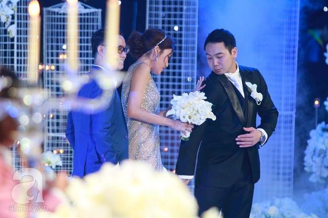 Cô dâu Lan Khuê tình tứ chăm sóc chú rể Tuấn John ở hậu trường tiệc cưới đẳng cấp 5 sao - Ảnh 1.