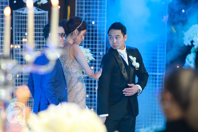 Cô dâu Lan Khuê tình tứ chăm sóc chú rể Tuấn John ở hậu trường tiệc cưới đẳng cấp 5 sao - Ảnh 3.