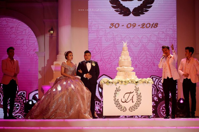 Đám cưới siêu khủng ở Đà Nẵng: Thuê nhà thi đấu có sức chứa hơn 7.000 khách, mời dàn ca sĩ nổi tiếng Đàm Vĩnh Hưng, Dương Triệu Vũ - Ảnh 3.