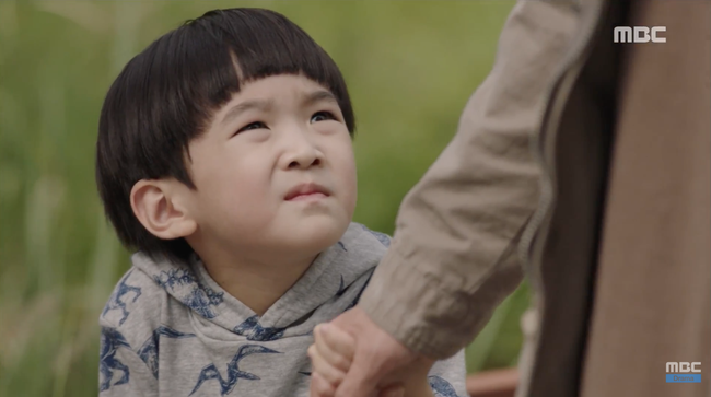 Dù rất đẹp trai và phong độ, So Ji Sub vẫn không thể đỡ nổi cậu nhóc 6 tuổi này - Ảnh 3.