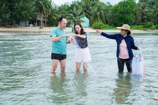 Vợ chồng Thu Trang, Tiến Luật đi phượt bằng xe máy, tắm mưa rong chơi ở Phú Quốc - Ảnh 4.