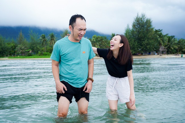Vợ chồng Thu Trang, Tiến Luật đi phượt bằng xe máy, tắm mưa rong chơi ở Phú Quốc - Ảnh 5.