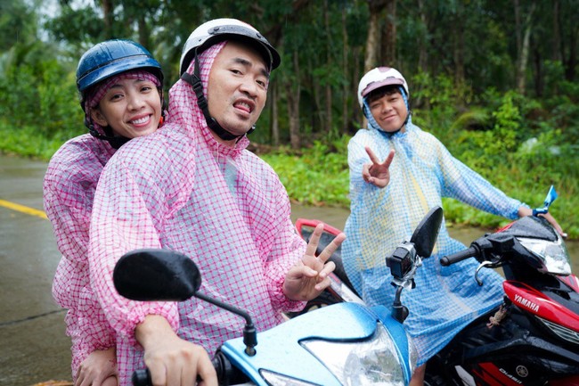 Vợ chồng Thu Trang, Tiến Luật đi phượt bằng xe máy, tắm mưa rong chơi ở Phú Quốc - Ảnh 9.