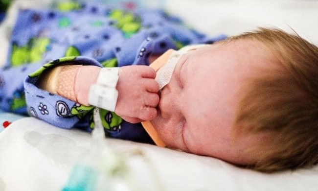 Bế con trên tay vẫn hồng hào nhưng mẹ không ngờ con đã đột tử vì hội chứng nguy hiểm ở trẻ sơ sinh - Ảnh 4.