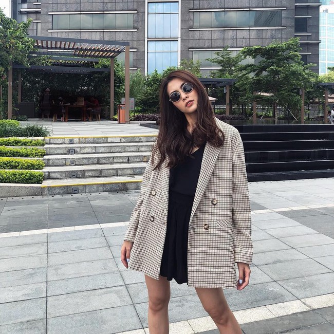 Cả Hà Tăng và Đỗ Mỹ Linh đều diện blazer kẻ, riêng mình HH Tiểu Vy chọn trench coat khởi động street style mùa thu - Ảnh 1.