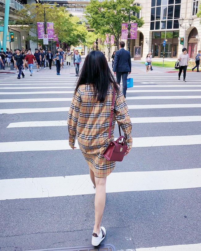 Cả Hà Tăng và Đỗ Mỹ Linh đều diện blazer kẻ, riêng mình HH Tiểu Vy chọn trench coat khởi động street style mùa thu - Ảnh 15.