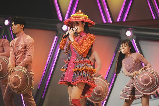Diện trang phục dân tộc Hmông, Đông Nhi gây ấn tượng mạnh tại Nhật Bản - Ảnh 3.