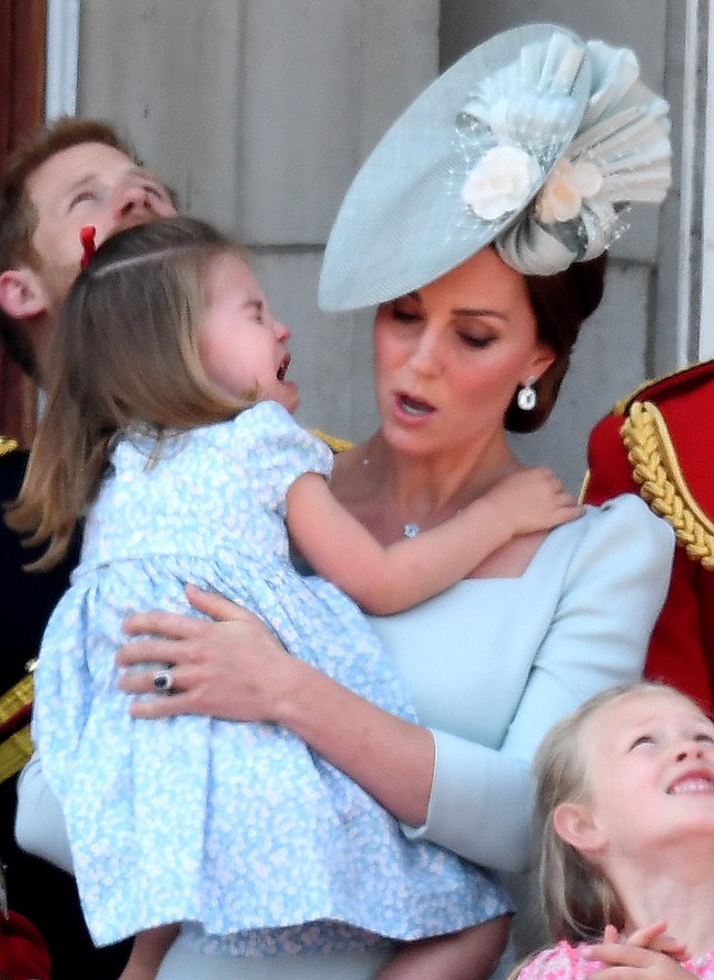 Chỉ một hành động nhỏ nhưng các mẹ sẽ học được 2 chiến thuật xử lý cơn ăn vạ của con giữa chốn đông người từ Công nương Kate Middleton - Ảnh 6.