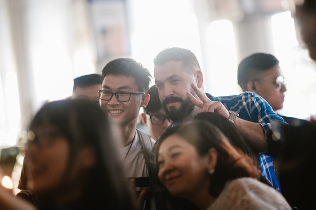 Hoàng tử ballad Shayne Ward hạnh phúc trong biển fan chào đón tại sân bay, muốn đi uống trà đá tại Hà Nội  - Ảnh 4.