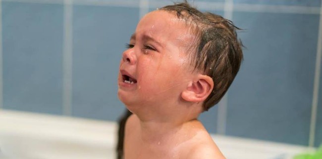 Hy hữu: Bé trai bị kẹt vùng kín ở lỗ thoát nước bồn tắm và những hiểm họa rình rập trẻ ở nơi tưởng rất an toàn - Ảnh 1.
