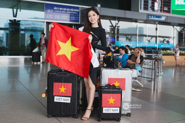 Vừa trở về từ Pháp, Trần Tiểu Vy ở lại sân bay để tiễn Bùi Phương Nga lên đường thi Hoa hậu Hòa bình Quốc tế - Ảnh 2. Vừa trở về từ Pháp, Trần Tiểu Vy ở lại sân bay để tiễn Bùi Phương Nga lên đường thi Hoa hậu Hòa bình Quốc tế - Ảnh 2.