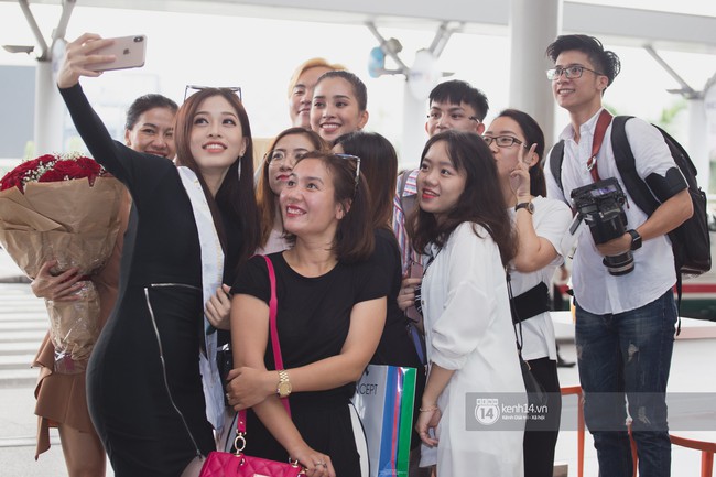 Vừa trở về từ Pháp, Trần Tiểu Vy ở lại sân bay để tiễn Bùi Phương Nga lên đường thi Hoa hậu Hòa bình Quốc tế - Ảnh 16.