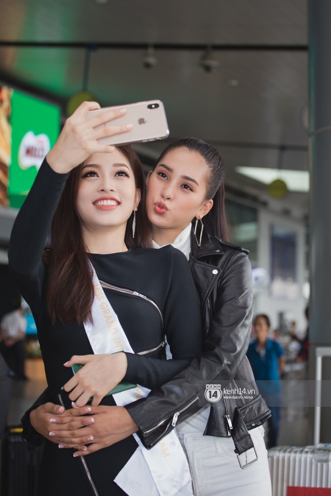 Vừa trở về từ Pháp, Trần Tiểu Vy ở lại sân bay để tiễn Bùi Phương Nga lên đường thi Hoa hậu Hòa bình Quốc tế - Ảnh 10. Vừa trở về từ Pháp, Trần Tiểu Vy ở lại sân bay để tiễn Bùi Phương Nga lên đường thi Hoa hậu Hòa bình Quốc tế - Ảnh 10.