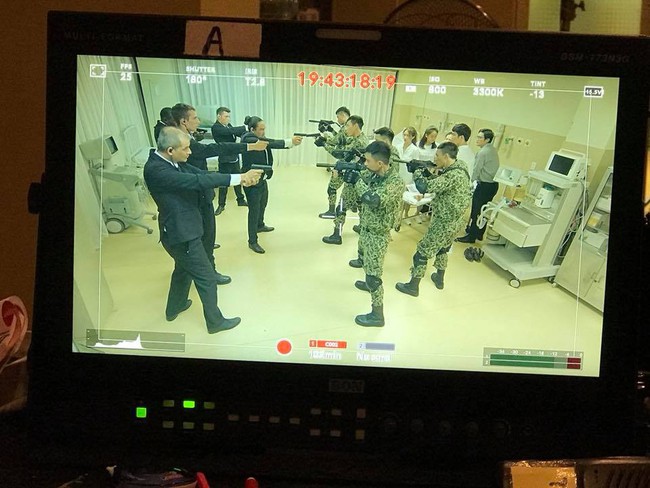 Hé lộ hình ảnh phân cảnh đại úy Duy Kiên - Song Luân đứng trước họng súng bảo vệ Khả Ngân - Ảnh 3.