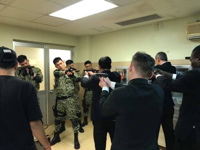 Hé lộ hình ảnh phân cảnh đại úy Duy Kiên - Song Luân đứng trước họng súng bảo vệ Khả Ngân - Ảnh 1.