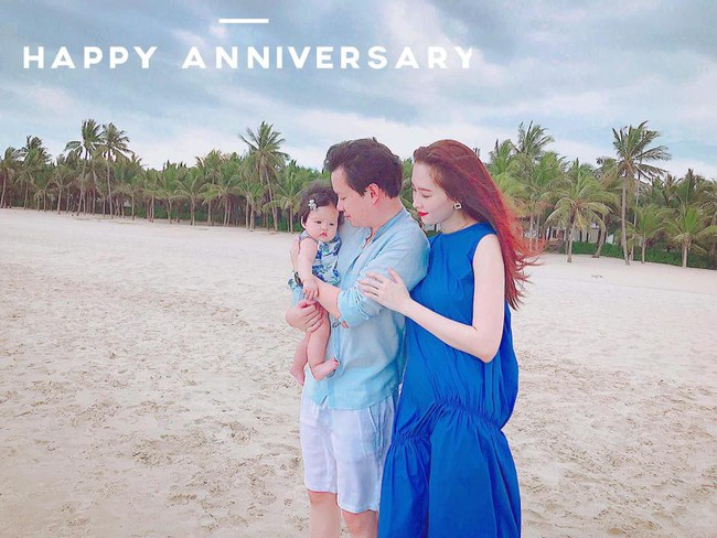 Kỷ niệm 1 năm ngày cưới, Hoa hậu Đặng Thu Thảo khoe ảnh một nhà ba người, hứa hẹn năm sau sinh thêm em bé - Ảnh 1.