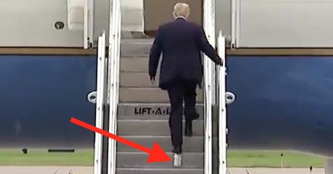 Bị dính mẩu giấy vệ sinh ở đế giày, Tổng thống Trump không hề hay biết mà vẫn thản nhiên bước lên máy bay và cái kết không ngờ - Ảnh 1.