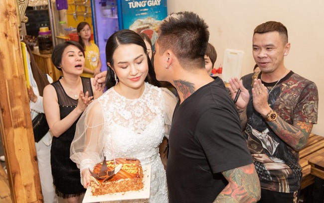 Bỏ qua những ồn ào bị hủy show, hình ảnh vợ Tuấn Hưng luôn bên cạnh và hành động như thế này mới là điều mọi người thấy ấm lòng - Ảnh 2. Bỏ qua những ồn ào bị hủy show, hình ảnh vợ Tuấn Hưng luôn bên cạnh và hành động như thế này mới là điều mọi người thấy ấm lòng - Ảnh 2.