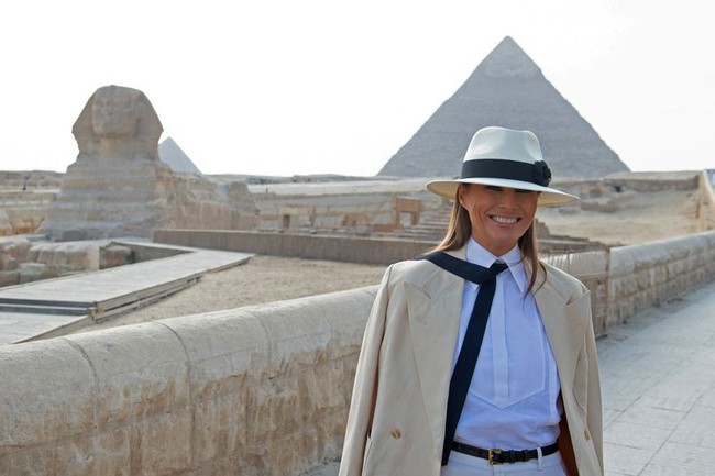 Hết bị chỉ trích vì chiếc mũ kém tinh tế, bà Melania Trump tiếp tục bị soi bộ trang phục “lạc điệu” này - Ảnh 2.