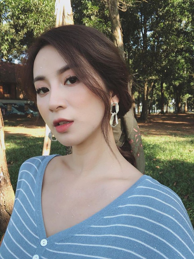 Cuối tuần của các hot mom: vợ đại gia kim cương bất ngờ khoe ảnh chụp theo trend ngã sấp mặt, bà bầu Hằng Túi bế con đi ăn tiệc - Ảnh 8. Cuối tuần của các hot mom: vợ đại gia kim cương bất ngờ khoe ảnh chụp theo trend ngã sấp mặt, bà bầu Hằng Túi bế con đi ăn tiệc - Ảnh 8.