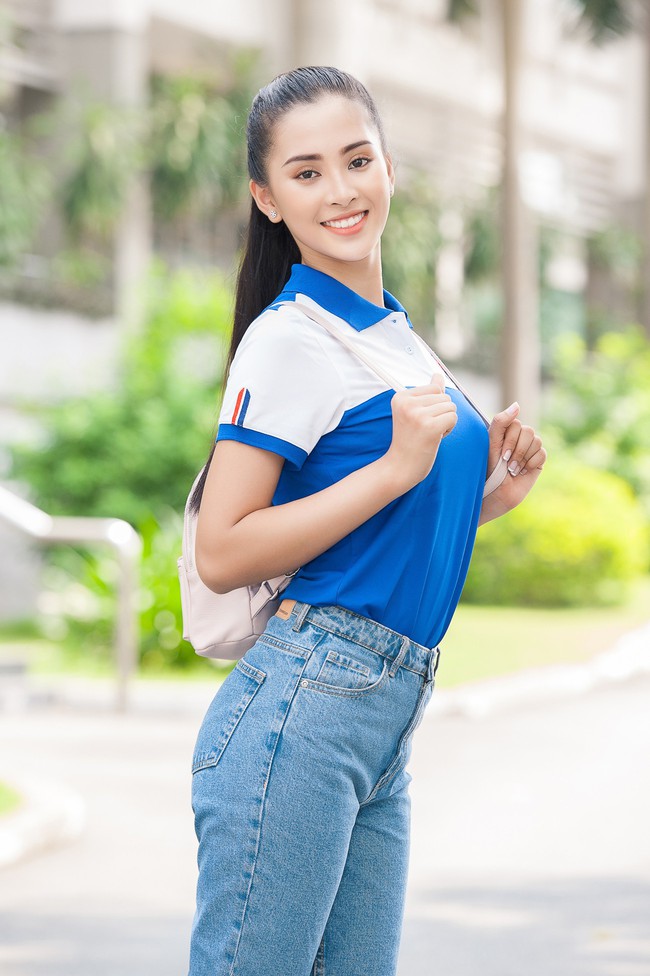 Hoa hậu Trần Tiểu Vy cười tít mắt bên bạn bè, tự giới thiệu bằng tiếng Anh trong buổi học đầu tiên tại trường đại học  - Ảnh 2.