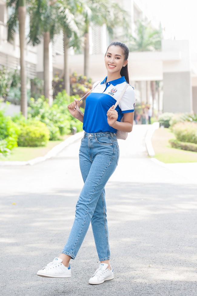 Hoa hậu Trần Tiểu Vy cười tít mắt bên bạn bè, tự giới thiệu bằng tiếng Anh trong buổi học đầu tiên tại trường đại học  - Ảnh 3.