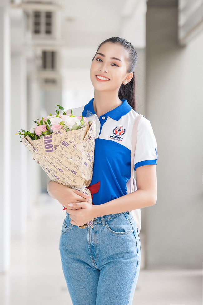 Hoa hậu Trần Tiểu Vy cười tít mắt bên bạn bè, tự giới thiệu bằng tiếng Anh trong buổi học đầu tiên tại trường đại học  - Ảnh 9.