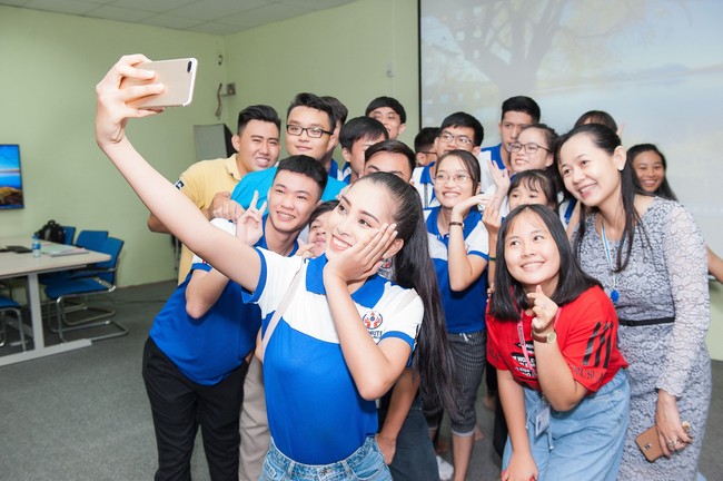 Hoa hậu Trần Tiểu Vy cười tít mắt bên bạn bè, tự giới thiệu bằng tiếng Anh trong buổi học đầu tiên tại trường đại học  - Ảnh 8.