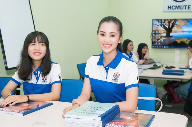 Hoa hậu Trần Tiểu Vy cười tít mắt bên bạn bè, tự giới thiệu bằng tiếng Anh trong buổi học đầu tiên tại trường đại học  - Ảnh 7.