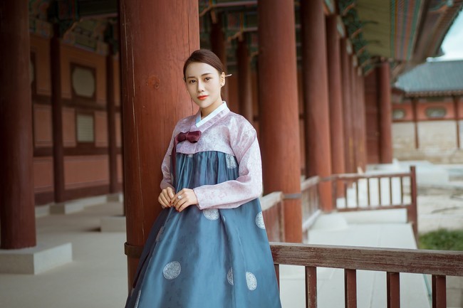 Phương Oanh Quỳnh búp bê khoe style cá tính ở Hàn Quốc - Ảnh 9.
