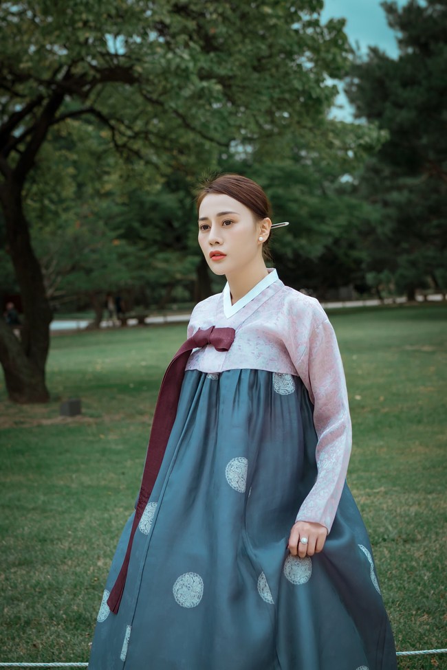 Phương Oanh Quỳnh búp bê khoe style cá tính ở Hàn Quốc - Ảnh 11.