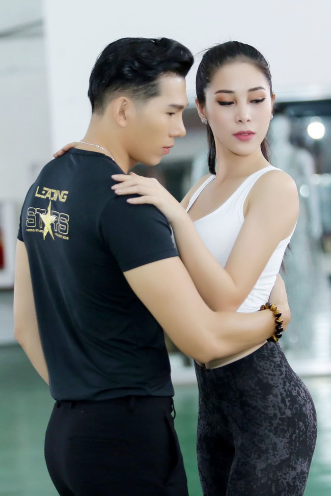 Ít ngày trước khi thi Miss Earth, Phương Khánh được huấn luyện tại lò đào tạo Hoa hậu Phillipines - Ảnh 4.