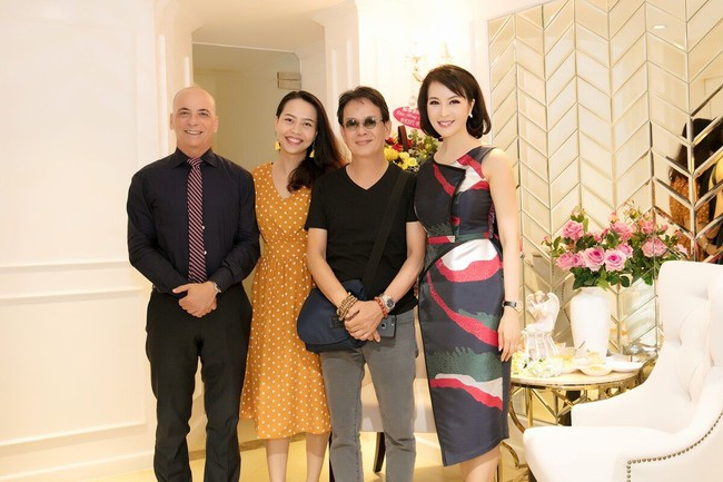 Nhạc sĩ Đức Huy gây chú ý khi đưa vợ trẻ kém 44 tuổi đến chúc mừng MC Thanh Mai - Ảnh 4.