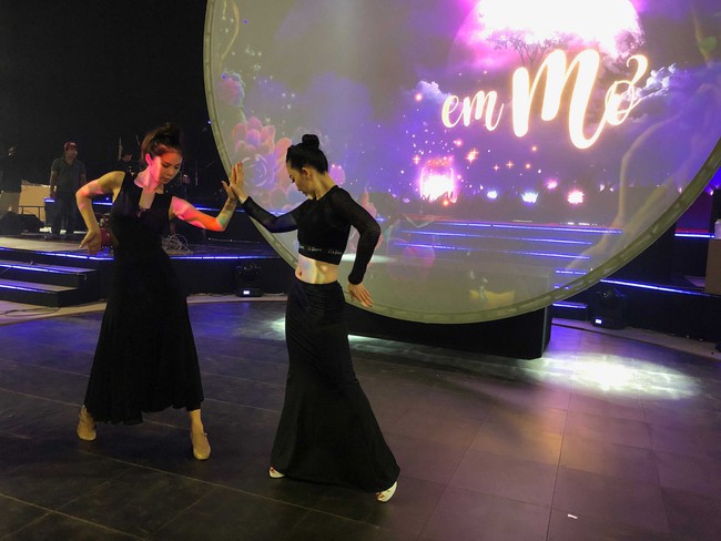 Linh Nga khoe eo thon, mướt mồ hôi khi tập múa với Hoa hậu Hoàn vũ Riyo Mori - Ảnh 3.