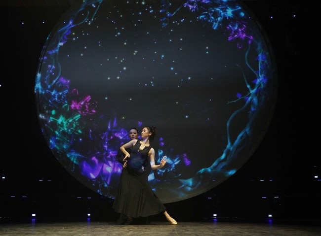 Linh Nga khoe eo thon, mướt mồ hôi khi tập múa với Hoa hậu Hoàn vũ Riyo Mori - Ảnh 6.