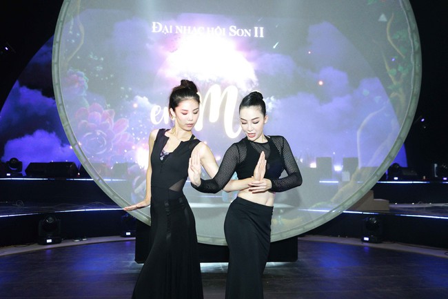 Linh Nga khoe eo thon, mướt mồ hôi khi tập múa với Hoa hậu Hoàn vũ Riyo Mori - Ảnh 1.
