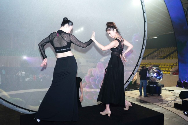 Linh Nga khoe eo thon, mướt mồ hôi khi tập múa với Hoa hậu Hoàn vũ Riyo Mori - Ảnh 2.
